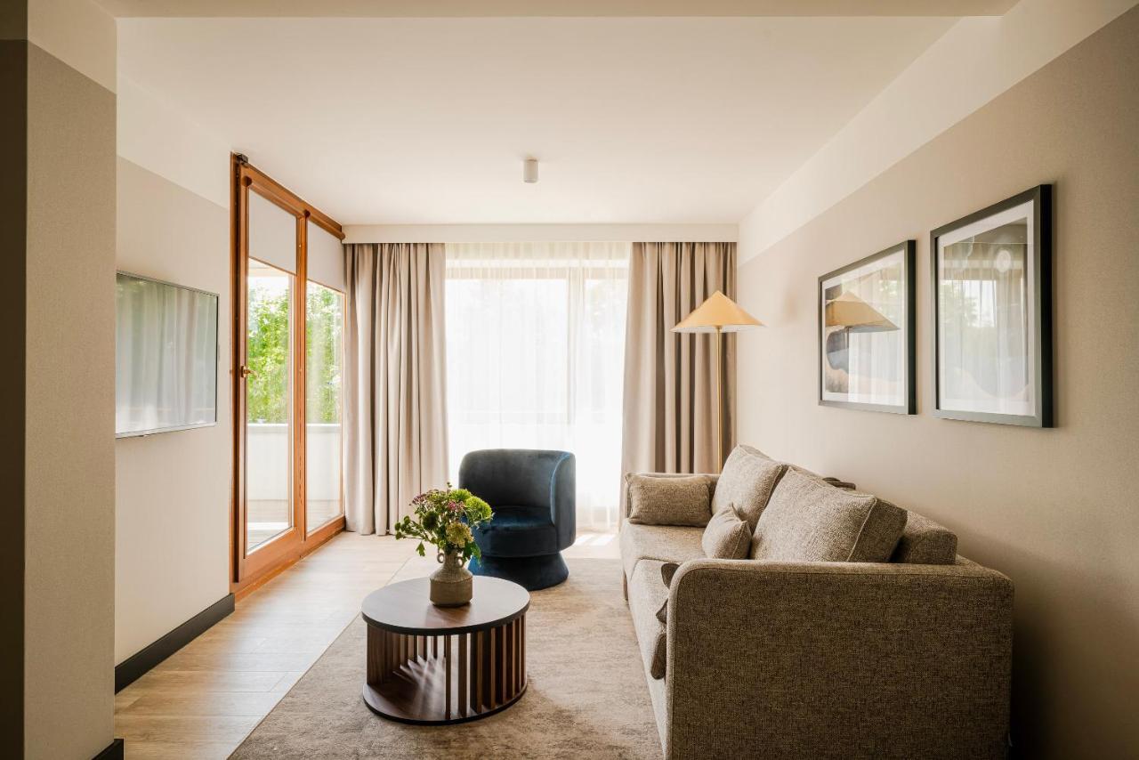 Royal Tulip Sand Kolobrzeg Bagian luar foto A living room at the Hotel