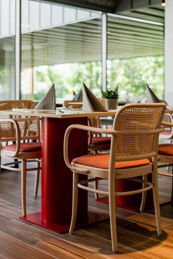 Royal Tulip Sand Kolobrzeg Bagian luar foto Thonet chair
